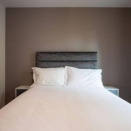 Modern 2Br With Balcony Next To The City Airport Bhd - Free Parking Belfast Buitenkant foto