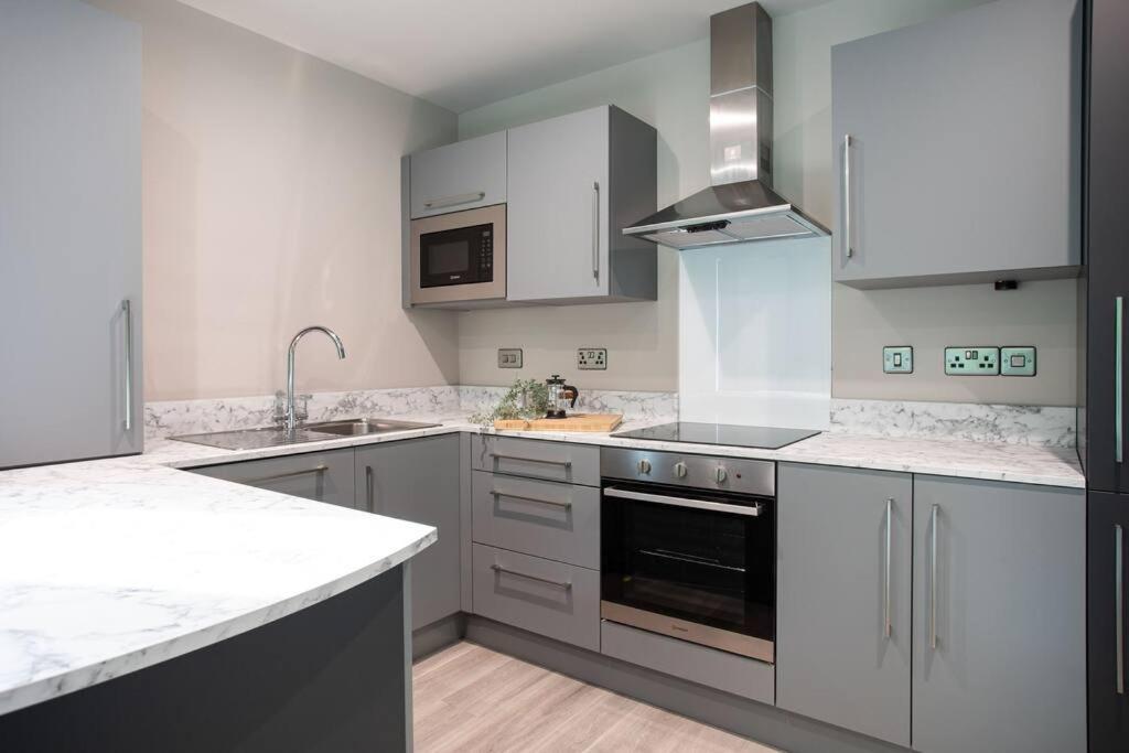Modern 2Br With Balcony Next To The City Airport Bhd - Free Parking Belfast Buitenkant foto